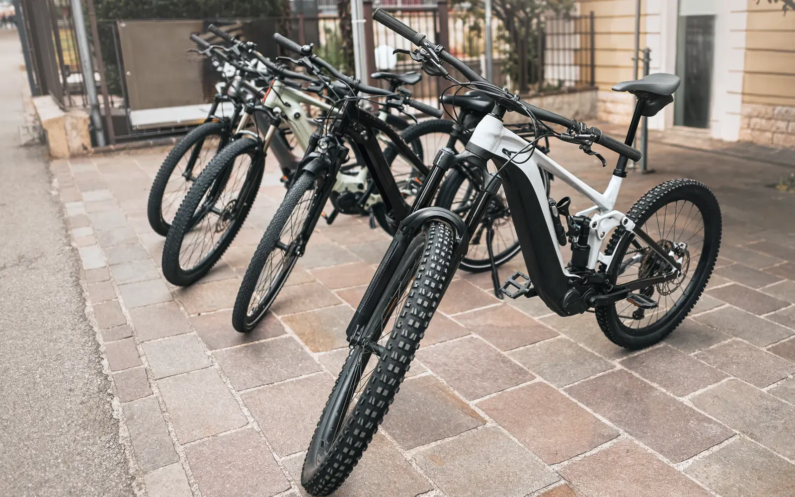 Rad med elcyklar uppställda på rad i en cykelbutik