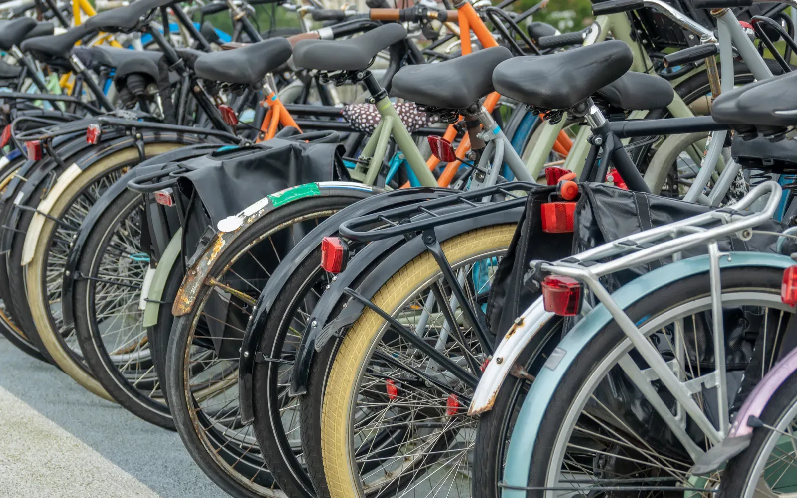 Begagnade elcyklar uppställda till försäljning i en cykelbutik