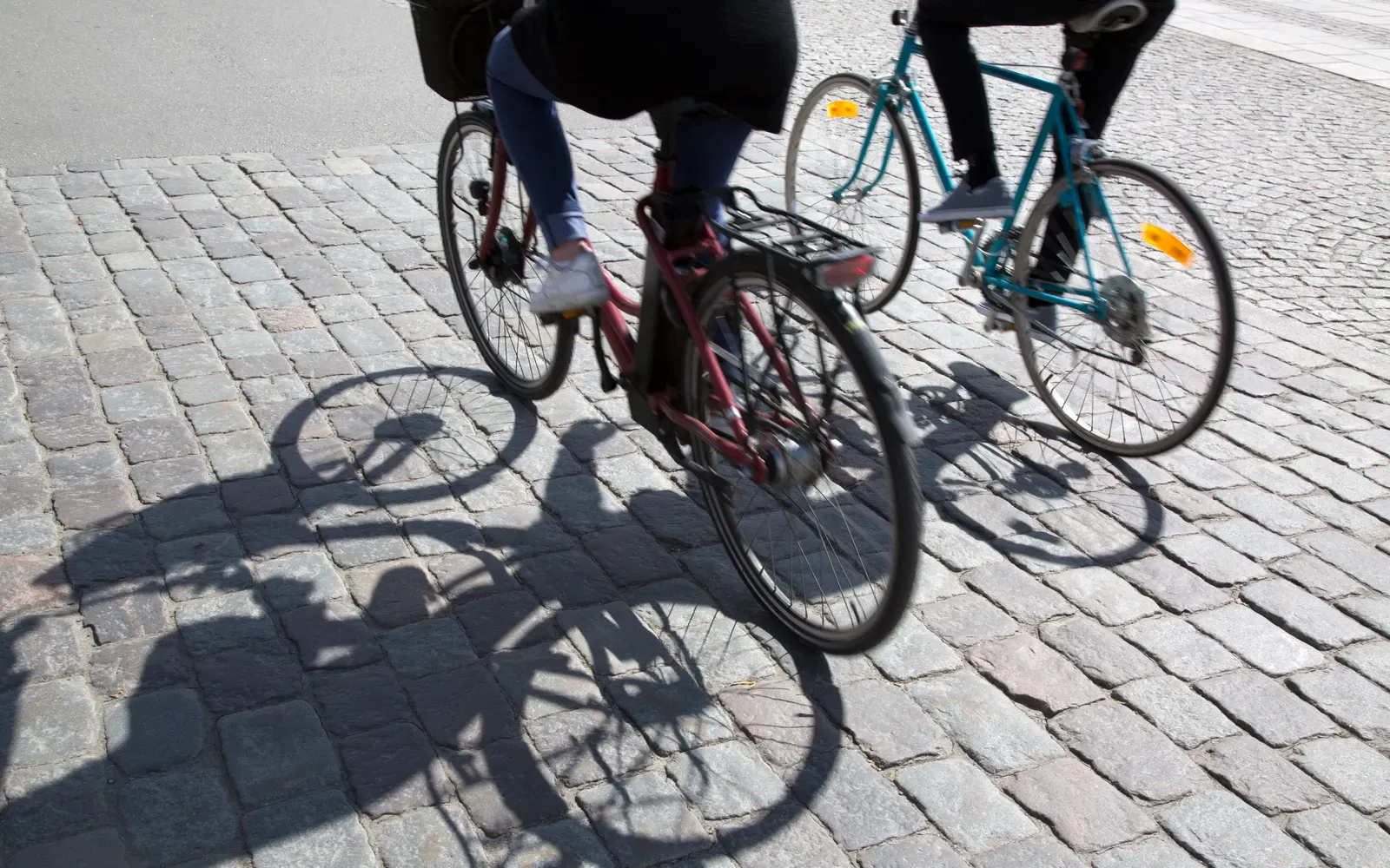 Cyklist på en elcykel i cykelbana i svensk stadsmiljö