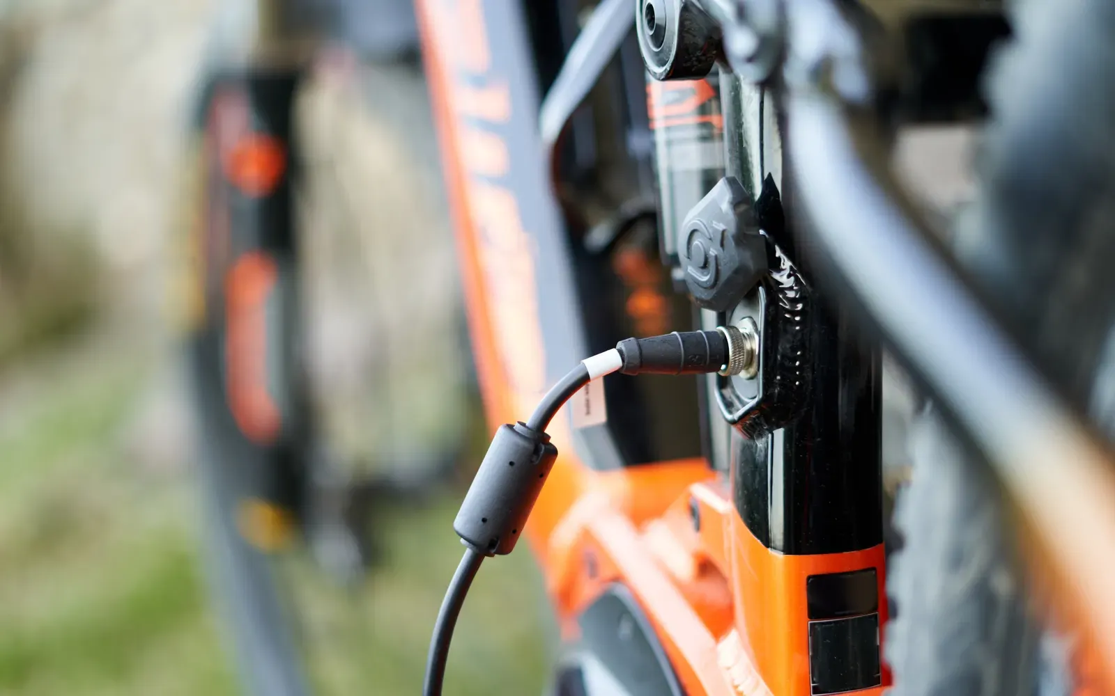 Löstagbart elcykelbatteri som laddas via laddare inomhus