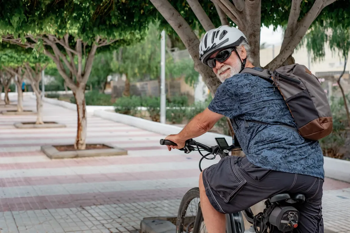 Senior på elcykel